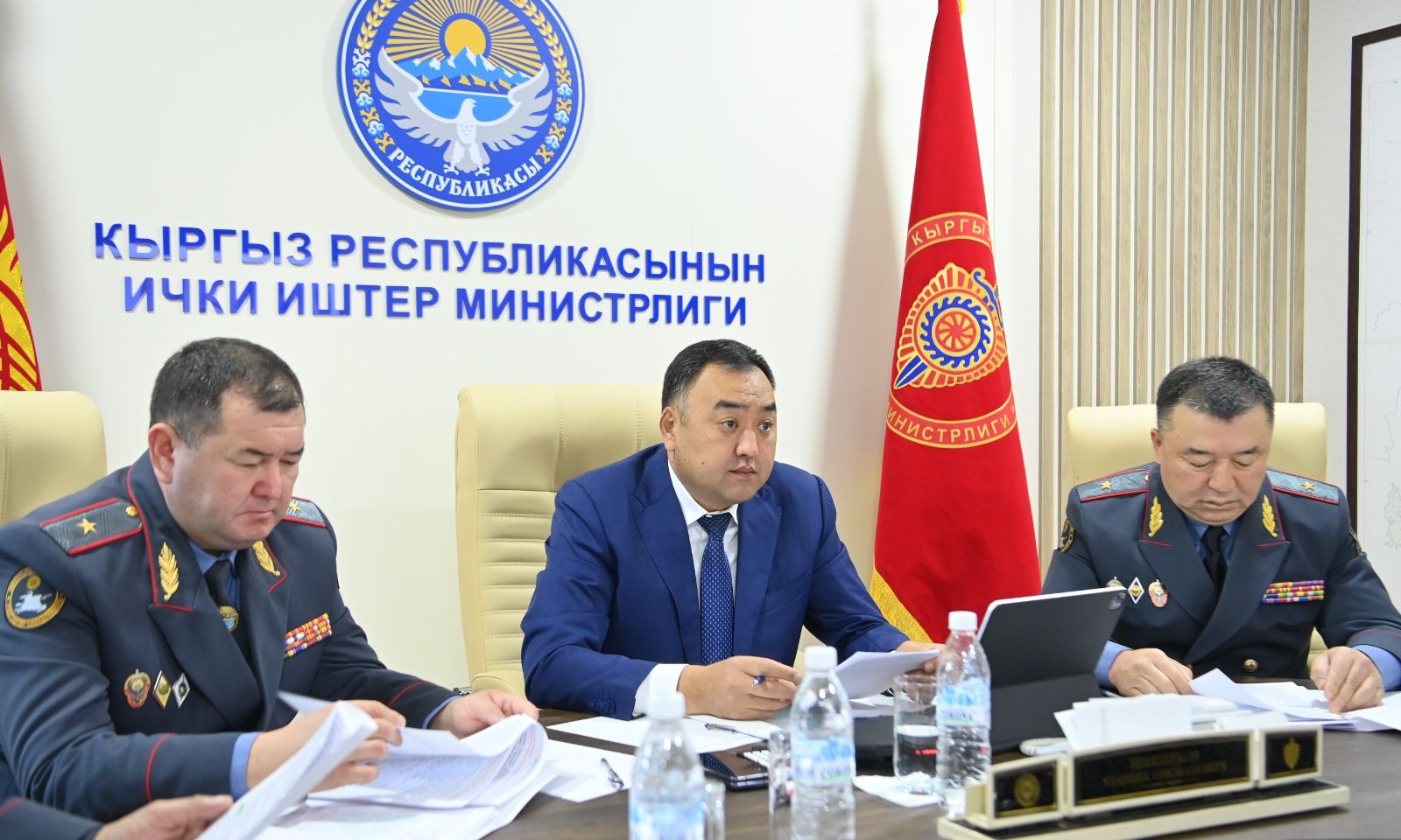 Улан Ниязбеков: Кызматтык милдеттерин аткарбаган жетекчилерге жаңы “Тартиптик уставга” жараша катуу чаралар колдонулат