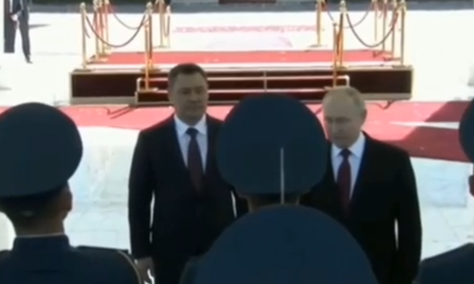 «Салам, аскер!». Путин Ардак кароол менен учурашты (видео)