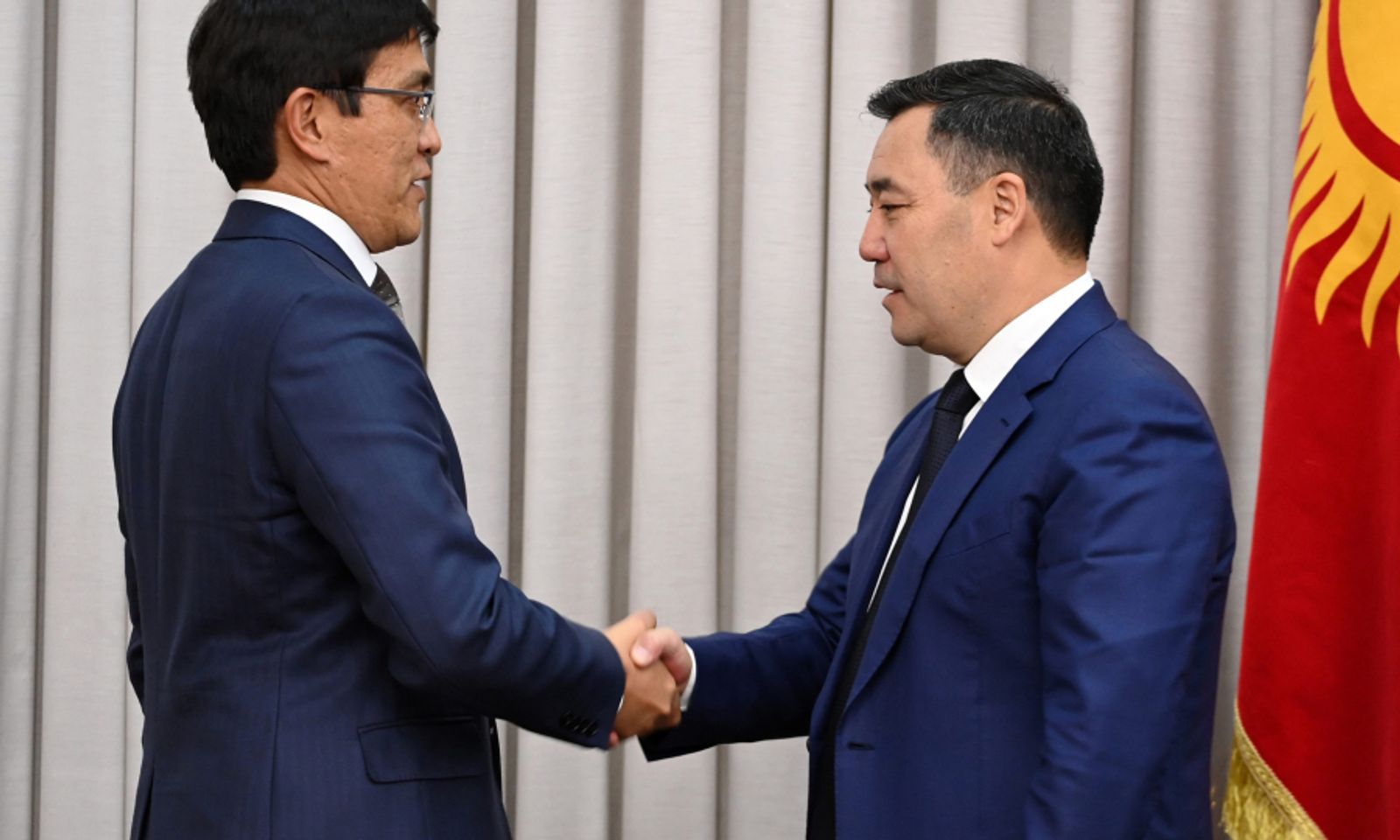 Байсалов: Президент кол алдындагыларга ага туулган күнүнө белек берүүгө тыюу салды