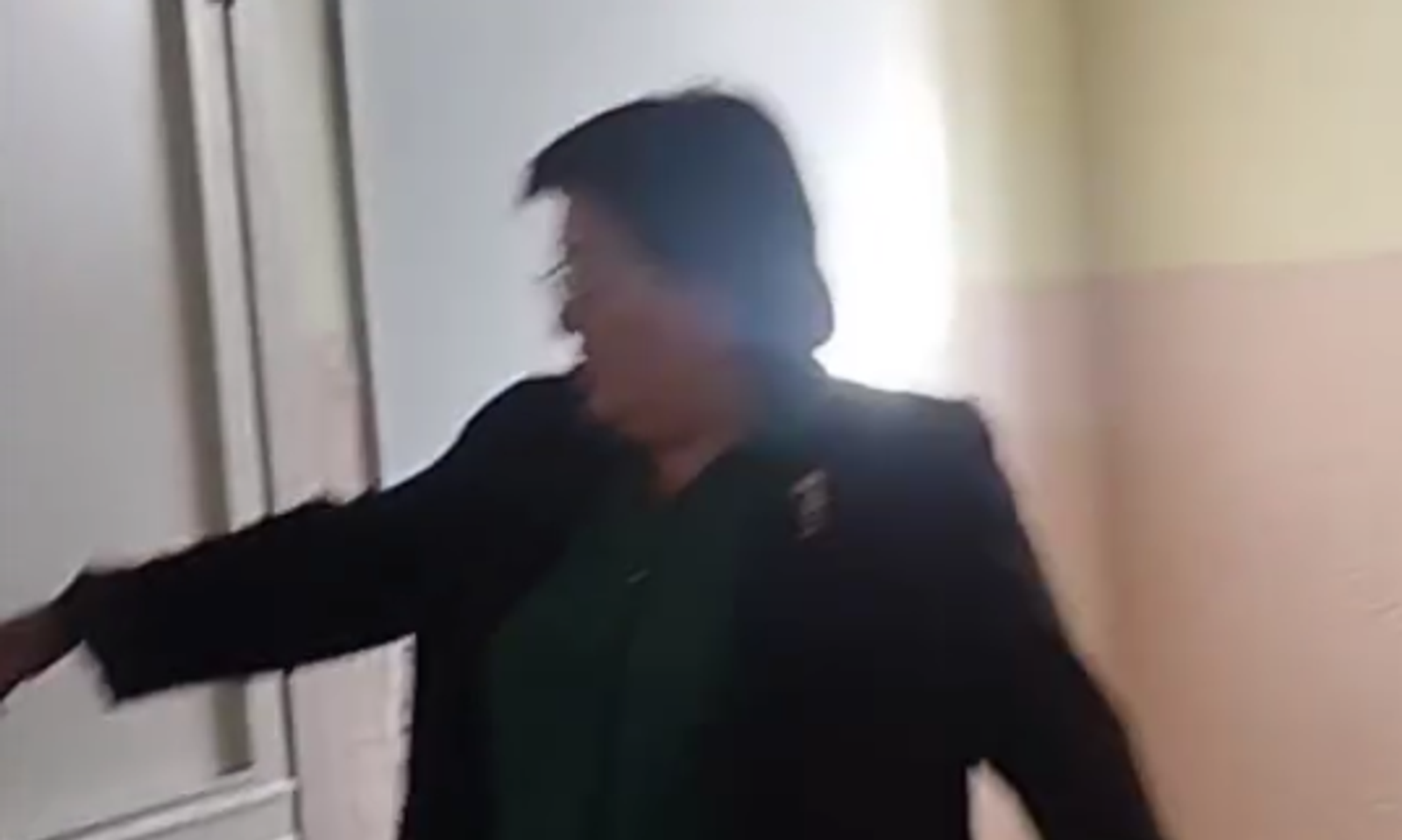 7 адам иштеп, 40 кызматкер жумуш ордунда жок болгон. Ысык-Көл облустук билим берүү институтунда текшерүү болду