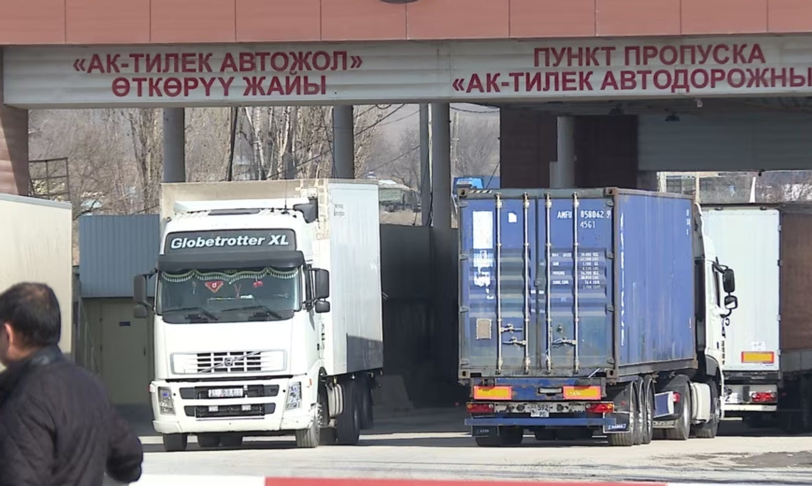 Кыргыз-казак чек арасында 300дөн ашык жүк ташуучу машине кезекте турат