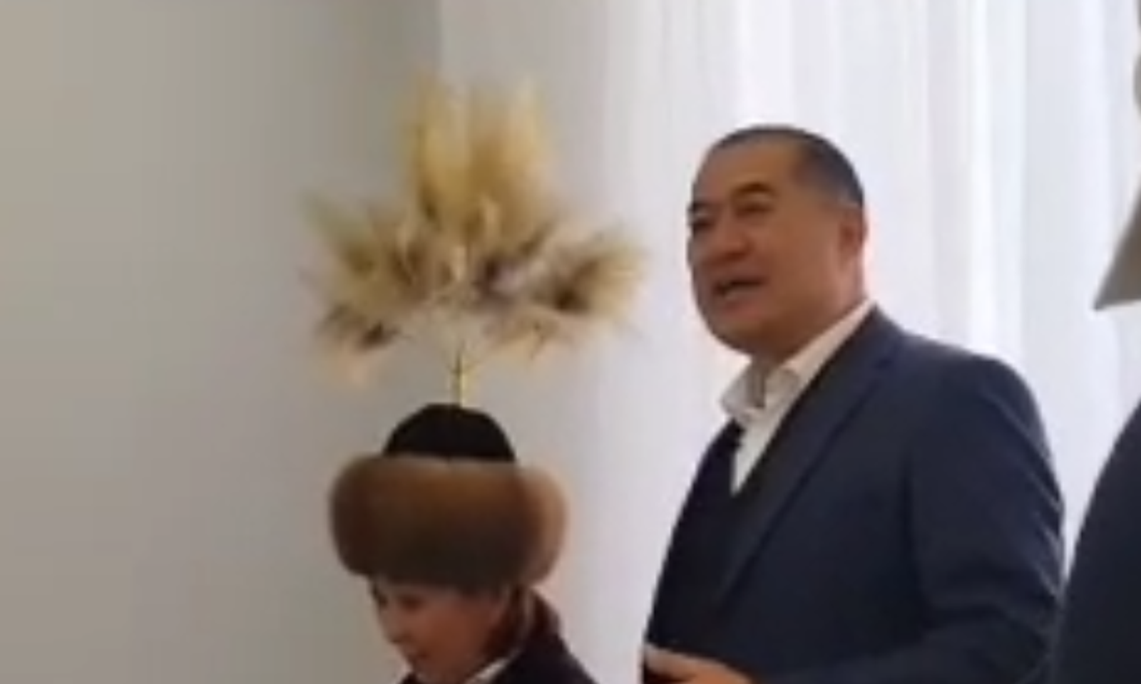 “Ай чыкты, карачыны”. Капиталдык курулуш башкармалыгынын башчысы мэрге өнөрүн көрсөттү