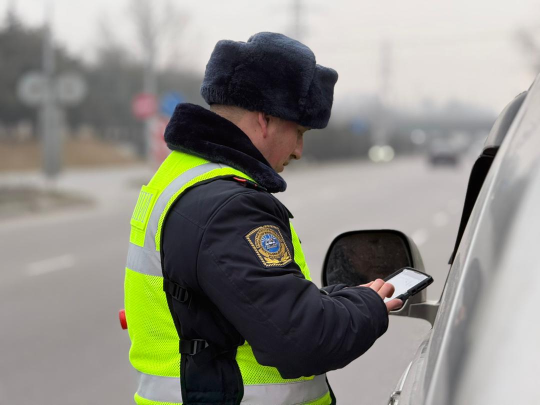 «Коопсуз өлкө»: Ички иштер министрлиги жолдордо санариптик көзөмөлдү күчөтүүдө