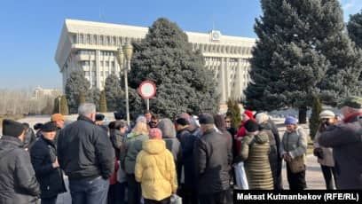 Жогорку Кеңештин имаратынын алдында адамдар чогулушту