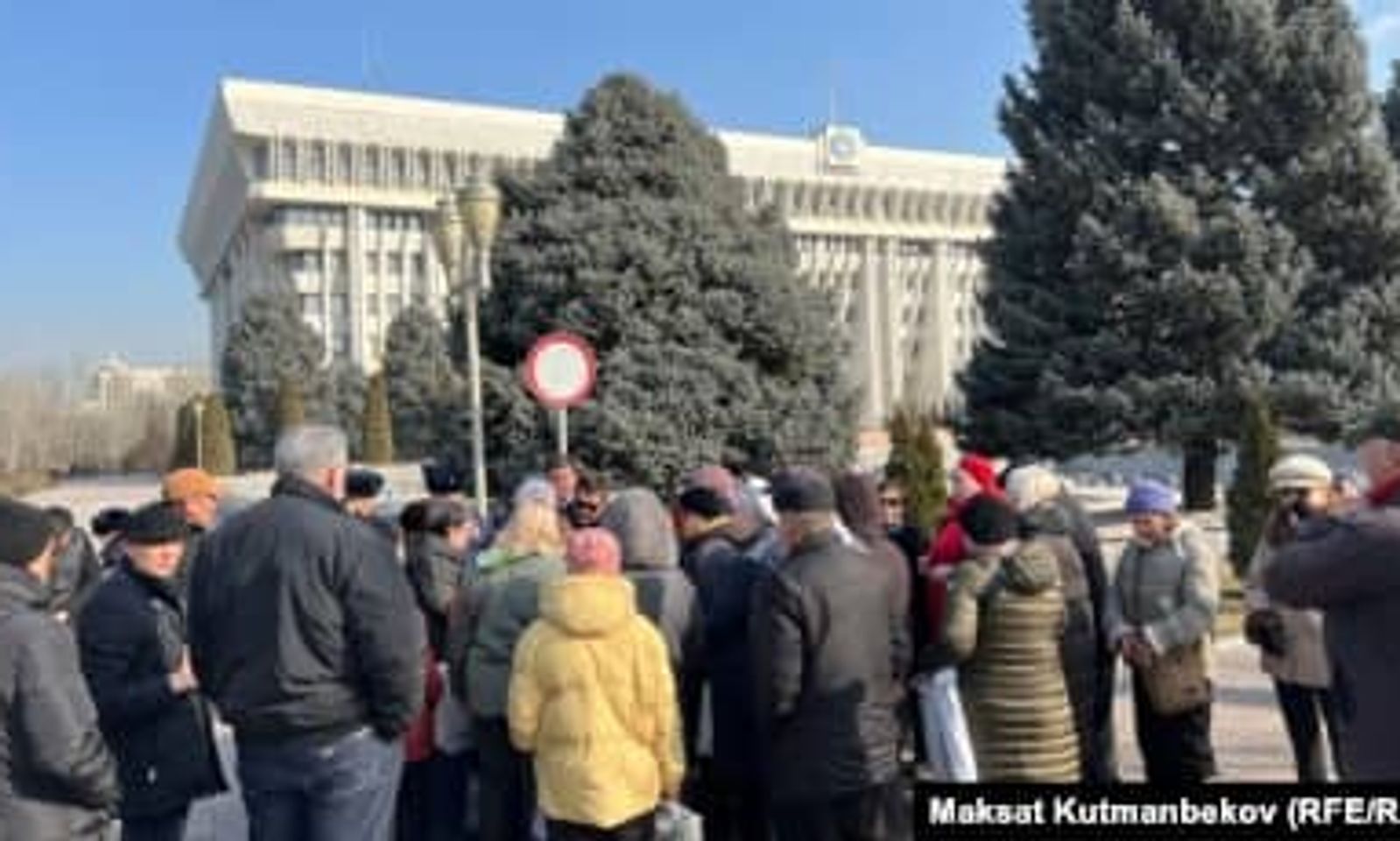 Жогорку Кеңештин имаратынын алдында адамдар чогулушту