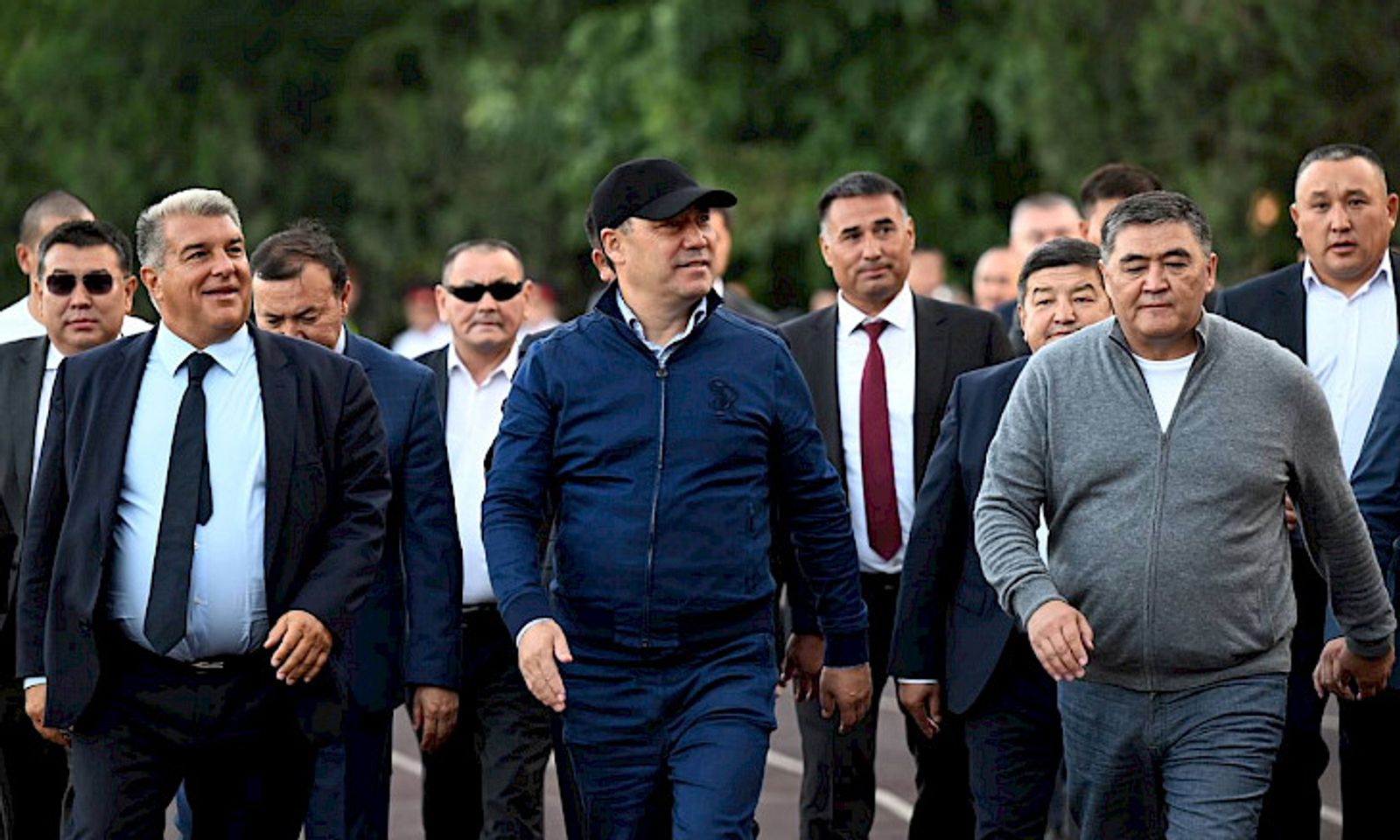 Садыр Жапаров «Барселона» легендалары менен аймактык ФКнын жаш оюнчуларынын ортосундагы беттешке барды