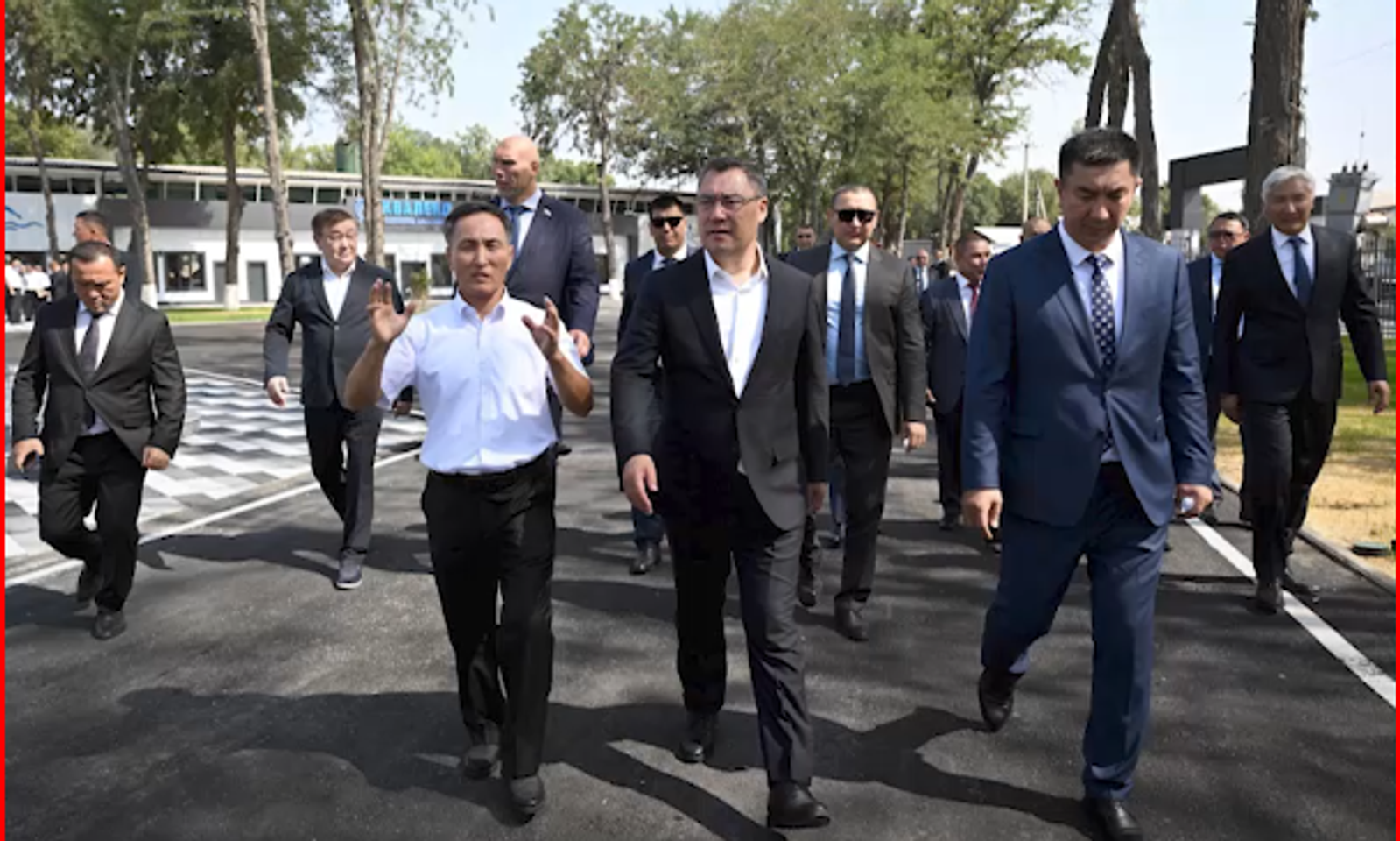 Президент Садыр Жапаров Жалал-Абаддагы жаңы бокс академиясы менен таанышты