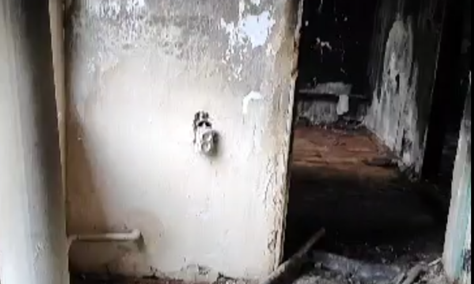 «Жашаганга жерибиз жок». Токмокто 6 балалуу үй-бүлөнүн үйү толугу менен күйүп кетти