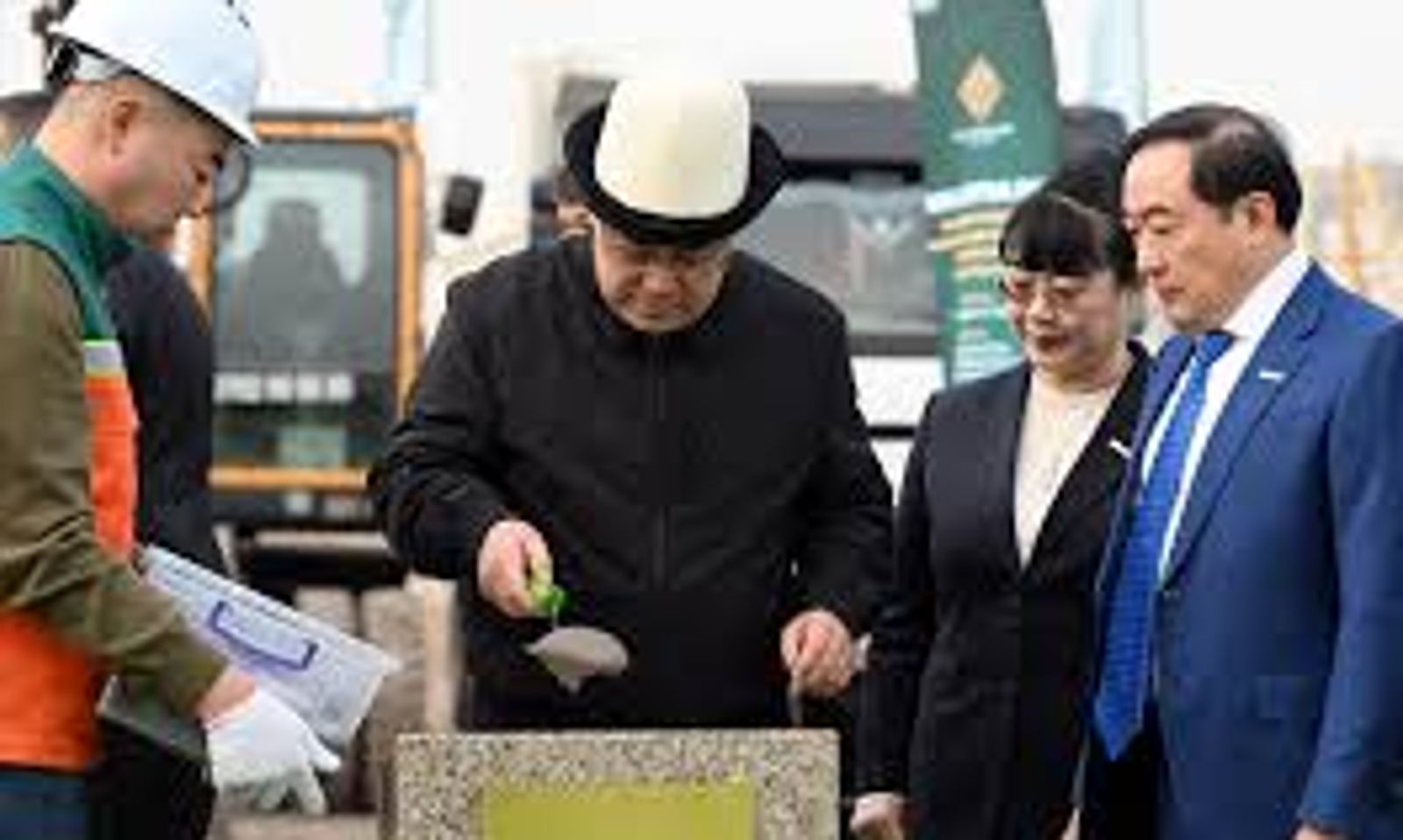 Бүгүн президент Садыр Жапаровдун катышуусунда Бишкектеги Royal Central Park комплексинин курулушуна мезгил кутучасы салынды