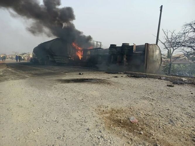 Нигерияда май ташыган унаа жарылып, 70 адам каза болду