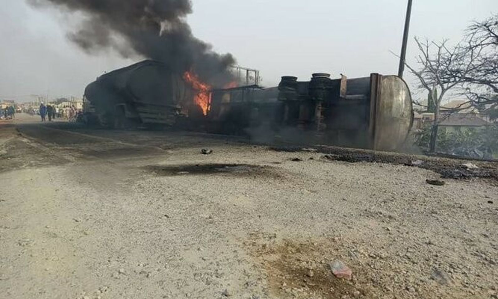 Нигерияда май ташыган унаа жарылып, 70 адам каза болду