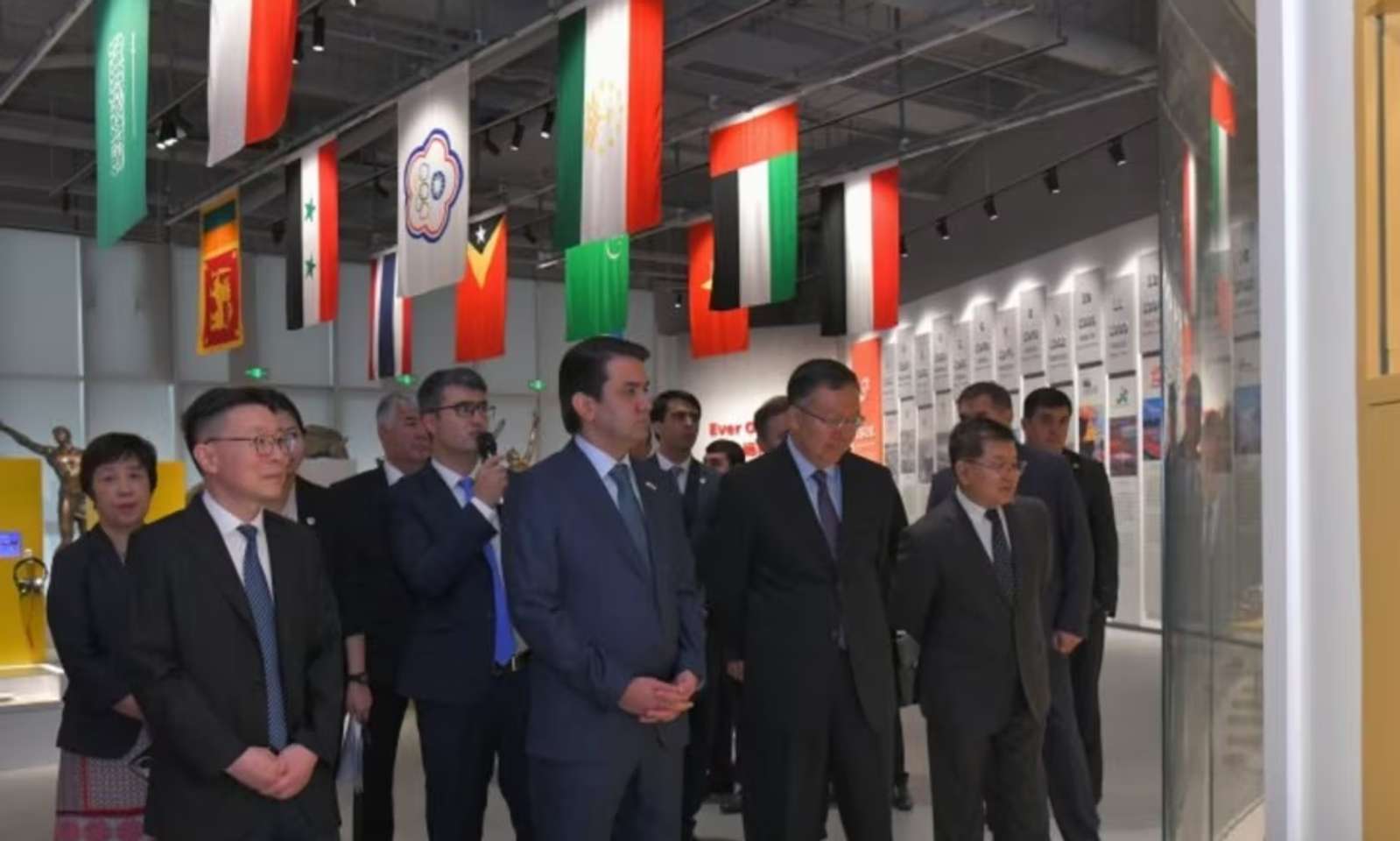 Тажикстан менен Кытай 400 млн долларлык келишимдерге кол койду