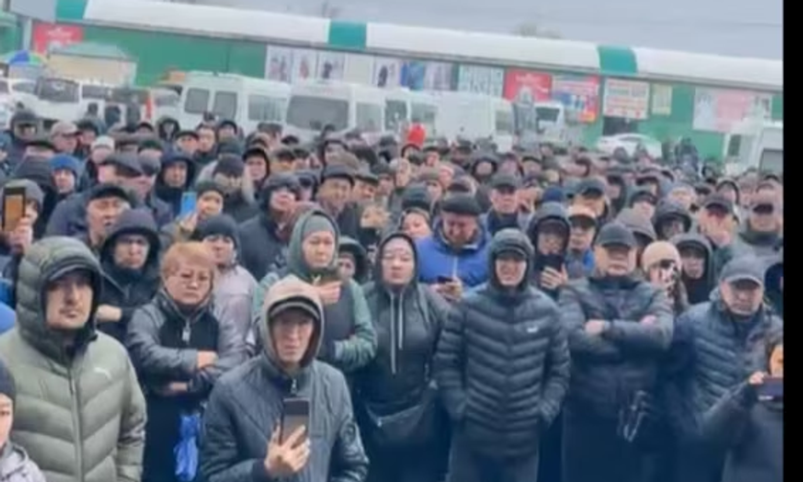 Бишкектеги «Мадина» базарынын соодагерлери иш таштады