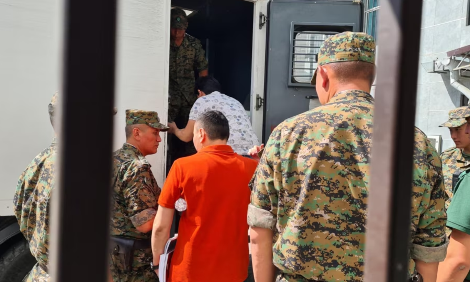 Кемпир-Абад иши: алты саясатчы абакта кыйноо уланып жатканын айтышты