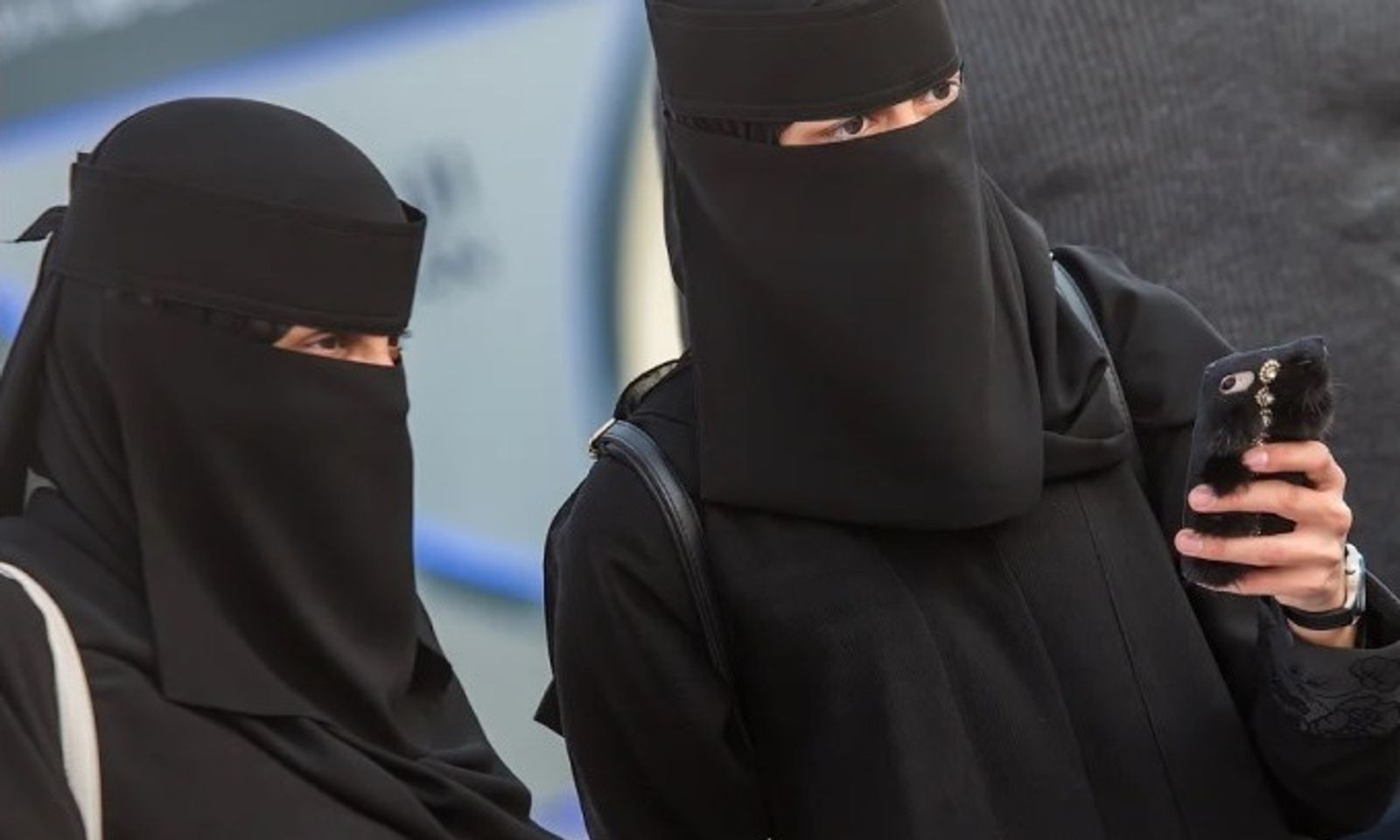 «Мамлекеттик чара көрбөсөк болбой калды». Депутат паранжы маселесин көтөрдү