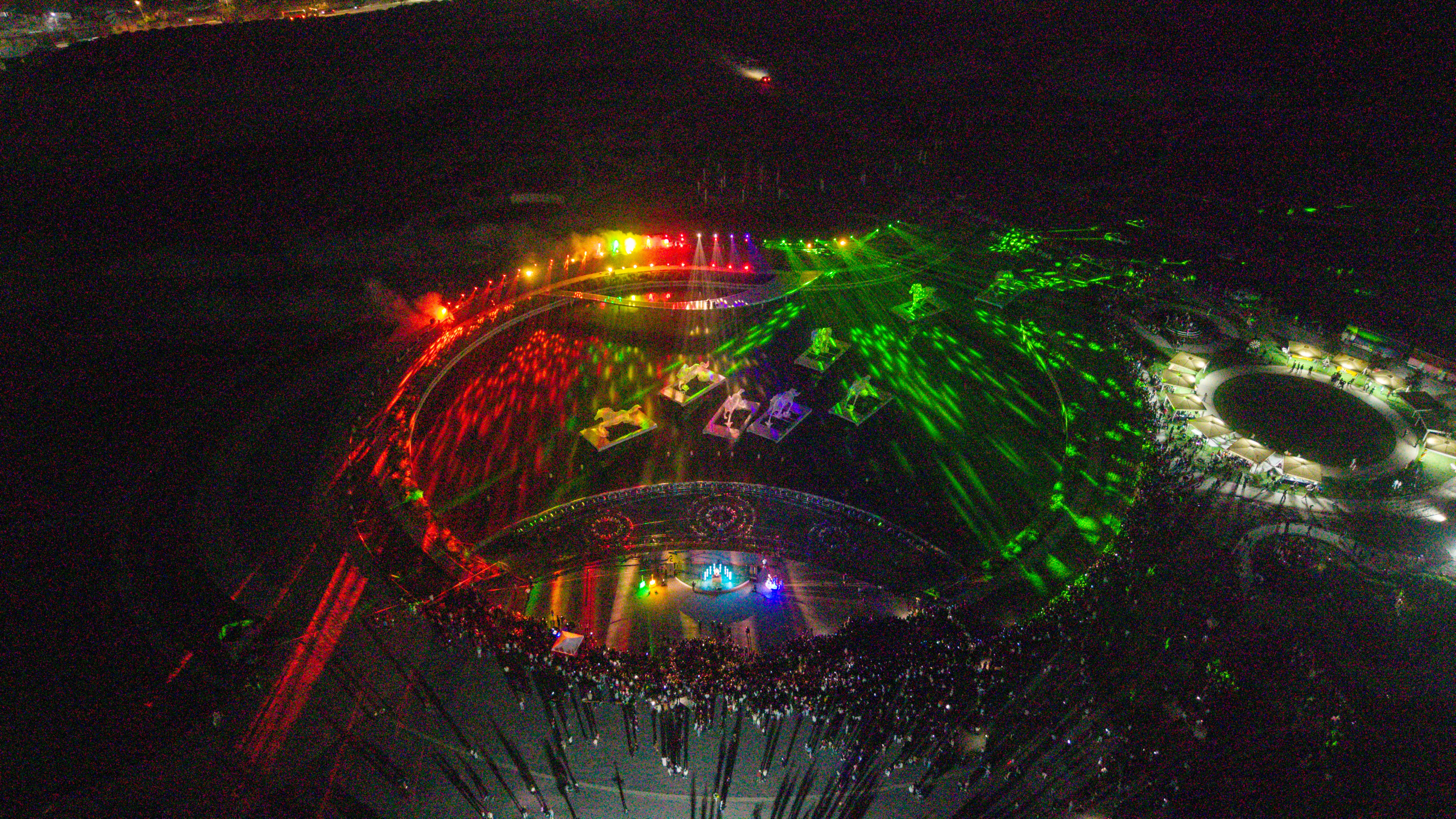 Завершением праздника стало эффектное вечернее шоу света и музыки: Music Lighting Show, выступления DJ и яркий салют, озаривший центр Bishkek.