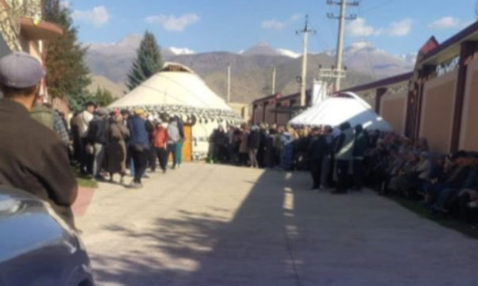 Чолпон-Ата шаарында Камчы Көлбаевди акыркы сапарга узатуу зыйнаты өтүп жатат