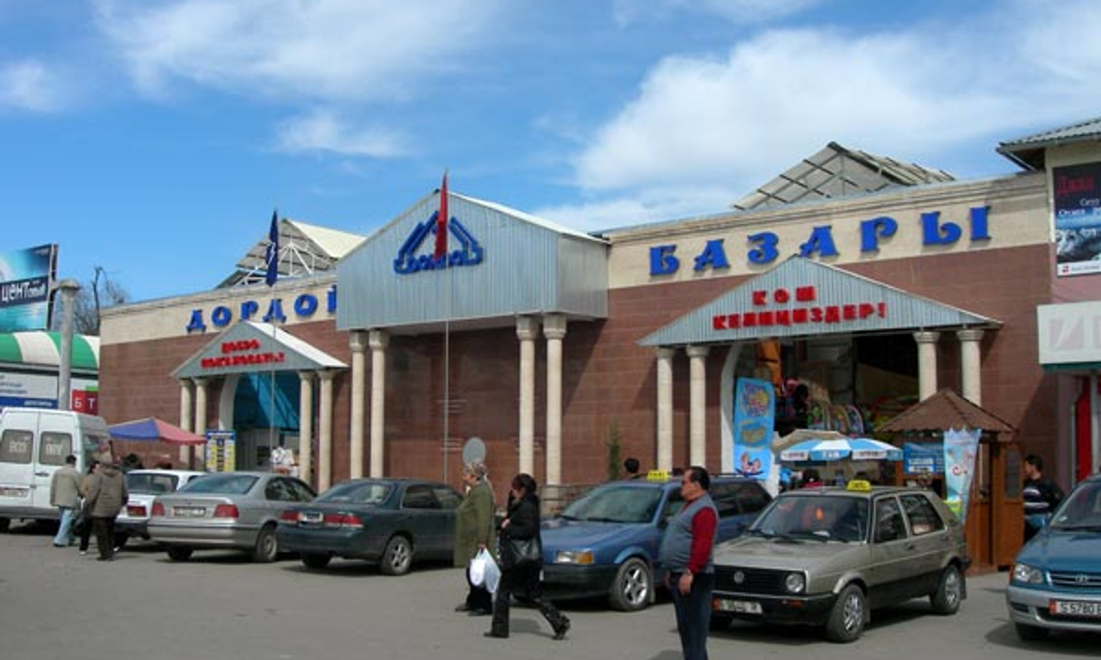 «Салыктын ставкалары өзгөргөн эмес». Салык кызматы «Дордой» базарындагы митинг боюнча комментарий берди