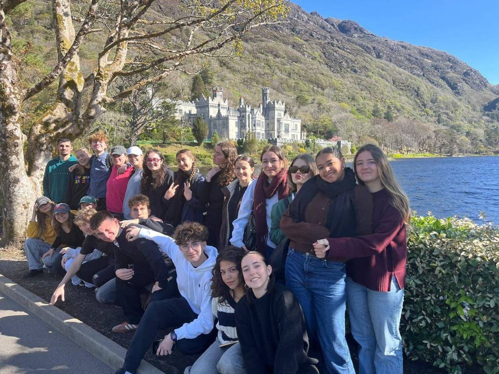 Un groupe Tribus devant l'abbaye de Kylemore
