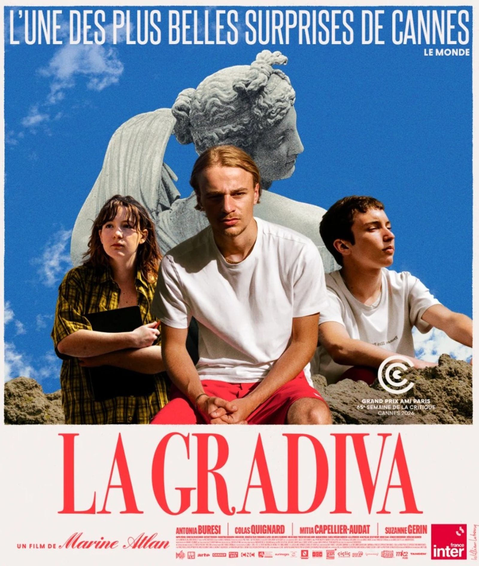 Affiche du film La Gradiva de Marine Atlan : trois lycéen·nes devant une statue antique, sous un ciel bleu