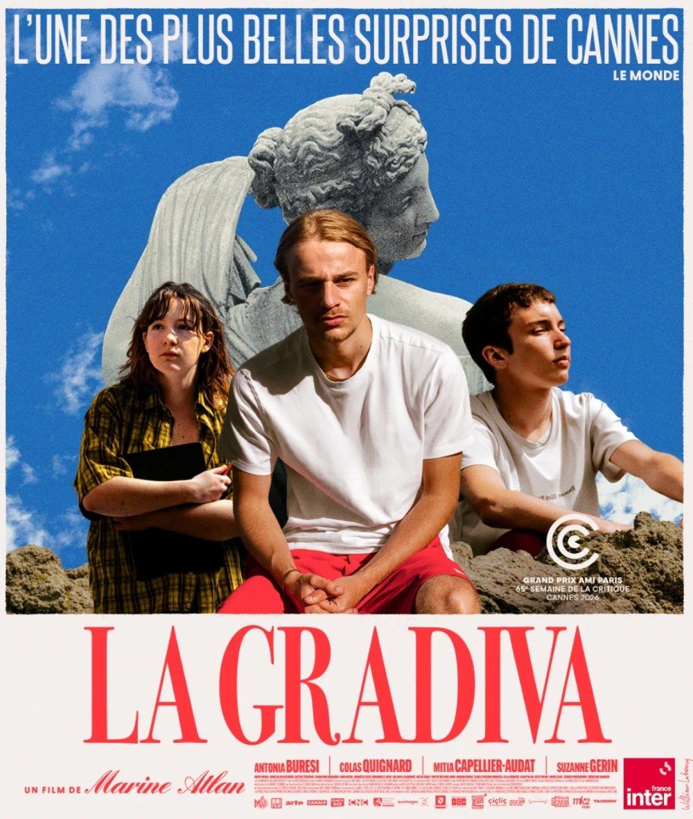 Affiche du film La Gradiva de Marine Atlan : trois lycéen·nes devant une statue antique, sous un ciel bleu