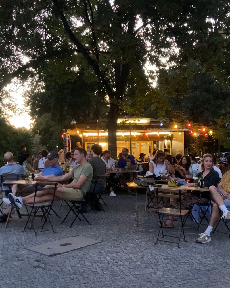 Pavillon am Ufer