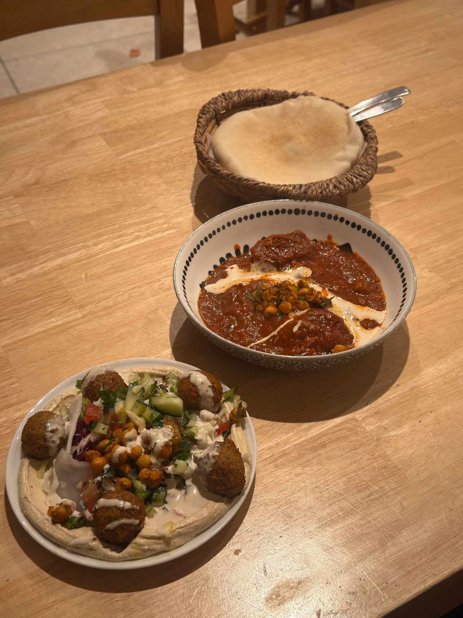 Falafel und Shakshuka Teller