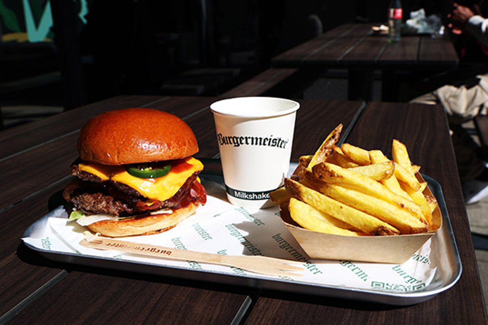 Burger mit Pommes