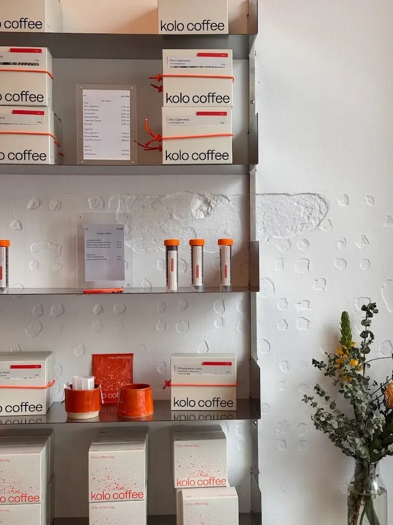 Regal mit Kaffeeboxen und Drip Bags bei Kolo Coffee
