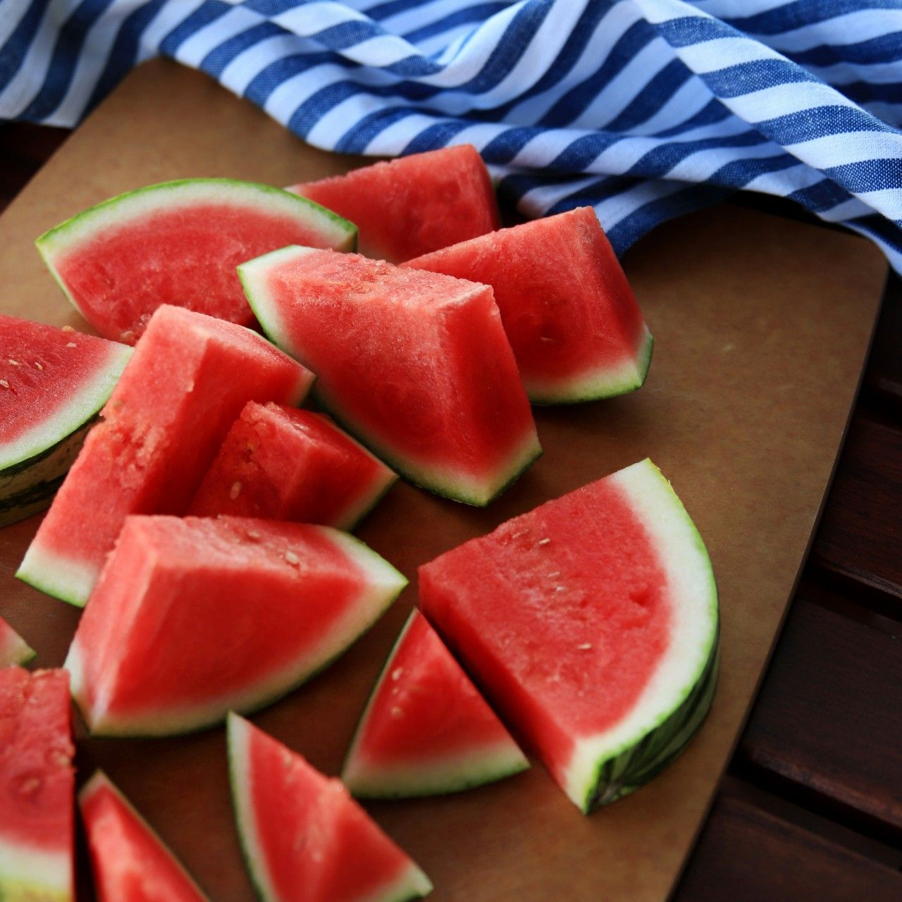 Wassermelonenstücke liegen auf einem Schneidebrett.