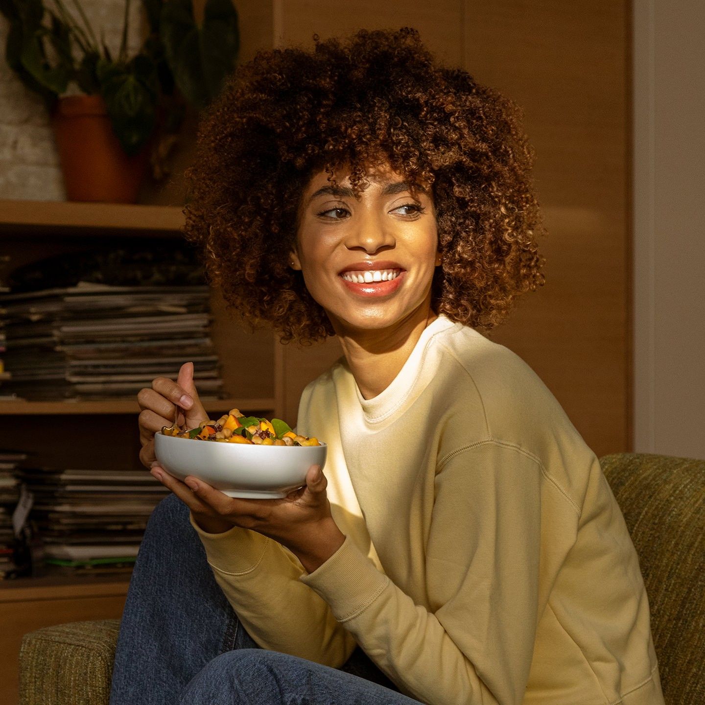 Een vrouw eet een gezonde bowl.