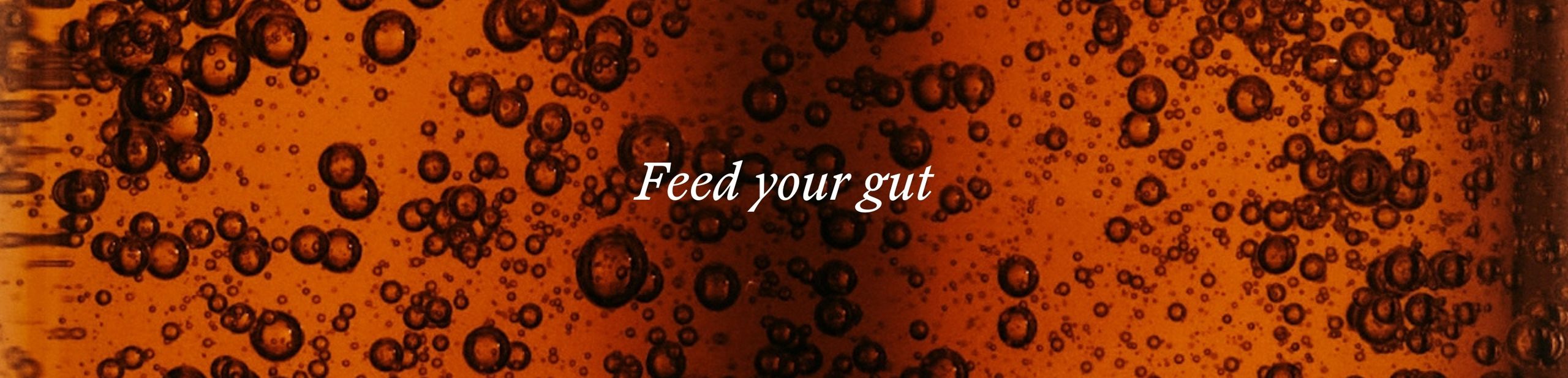 Eine Frau steht in der Küche und liest in einem Kochbuch.