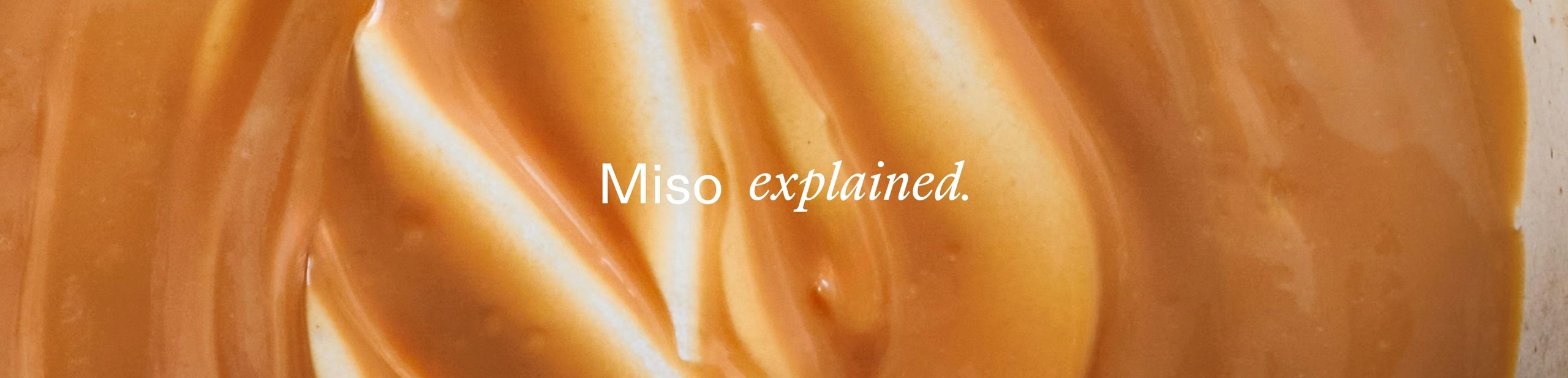 Ein Löffel Miso wird einem Gericht zugegeben.