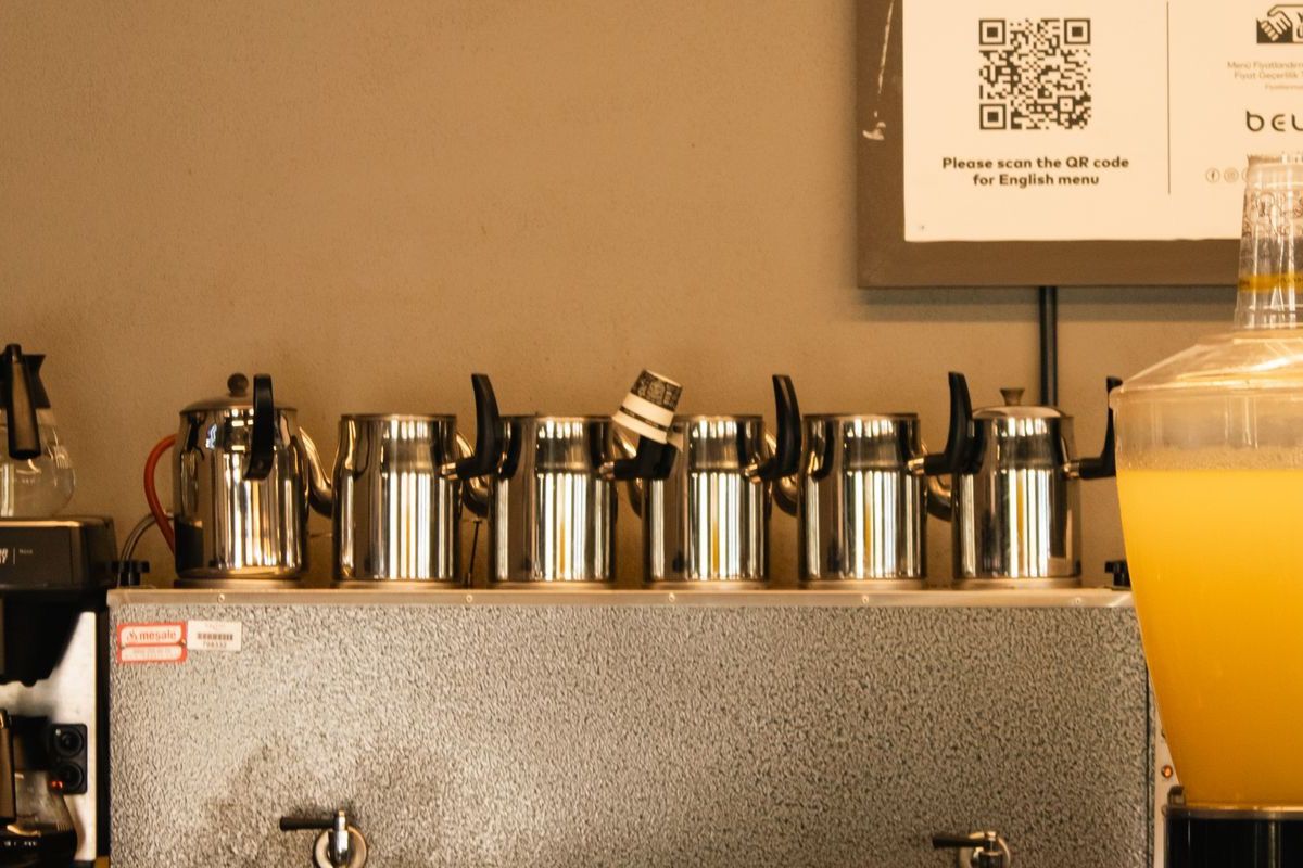 カフェとバーの QR オーダー:2026 年、代替ではなくスピードで勝つプレイブック