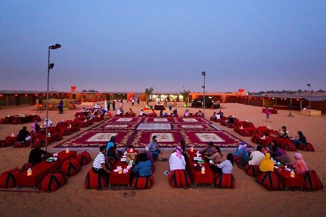 Pustynny obóz z niskimi siedziskami przygotowany na kolację o zmierzchu podczas Jeep Safari z Marsa Alam