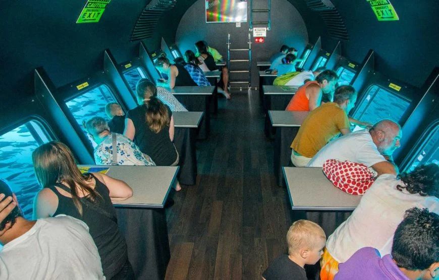 Klimatyzowany podwodny pokład łodzi Seascope z rzędami miejsc przy panoramicznych oknach