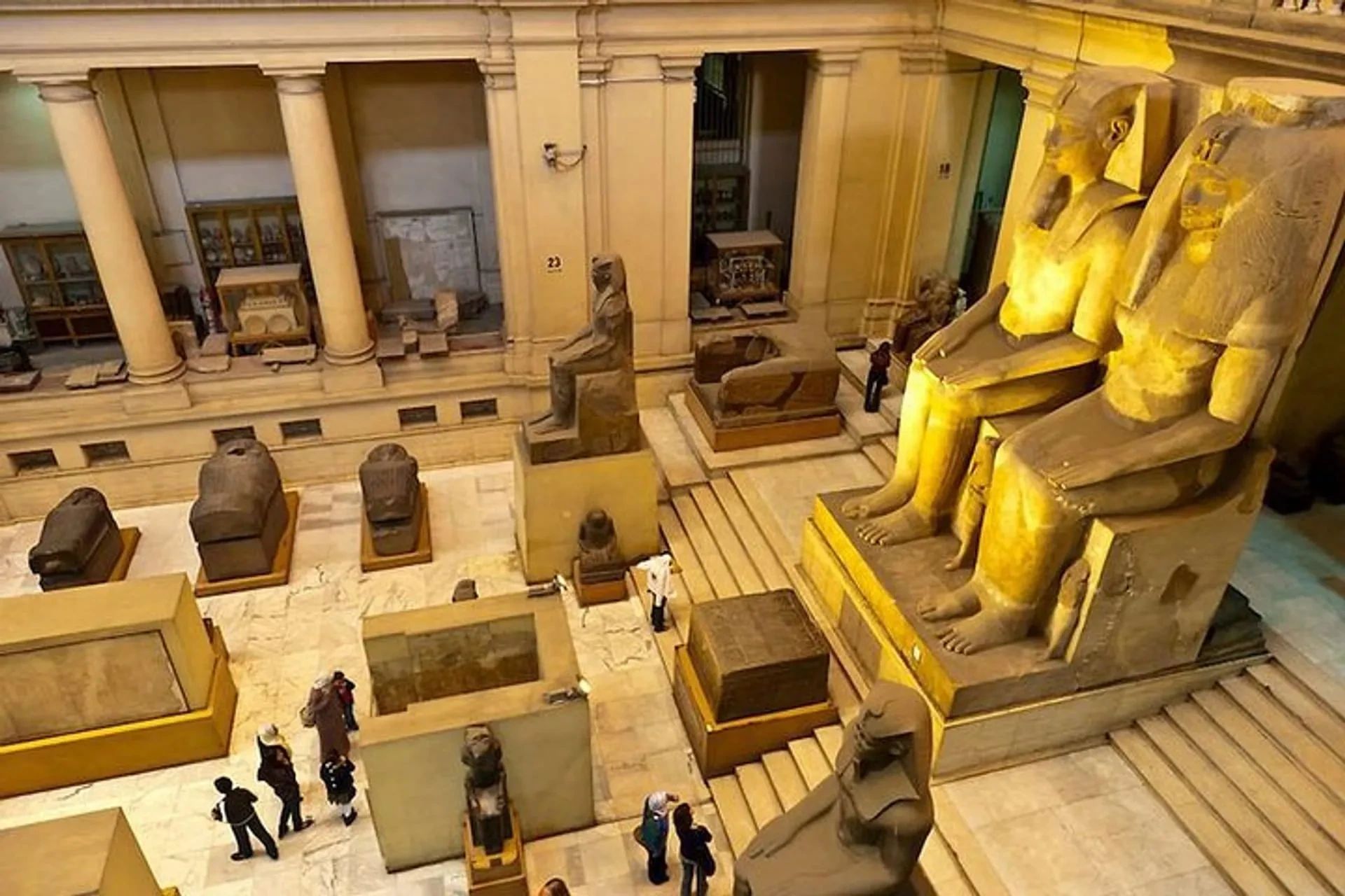 Sala główna klasycznego Muzeum Egipskiego przy placu Tahrir w Kairze - kolosy Amenhotepa III i Teje