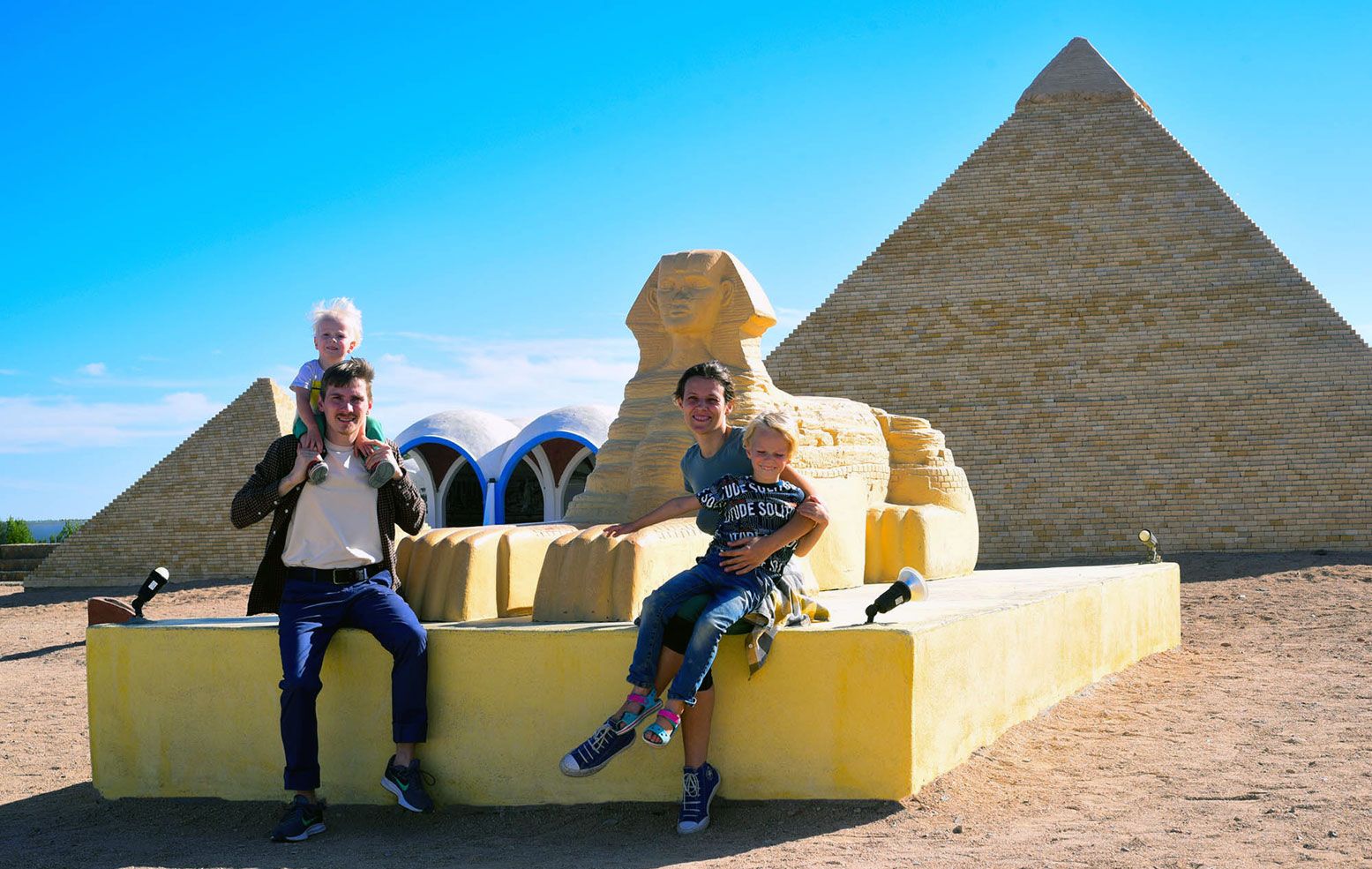 Rodzina przy makiecie Sfinksa i miniaturach piramid w Mini Egypt Park w rejonie Makadi koło Hurghady