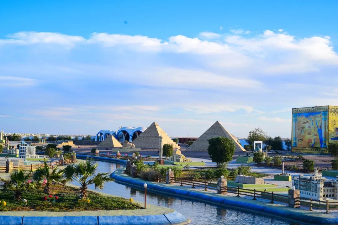 Panorama parku miniatur Mini Egypt z makietą Nilu i zabytkami Egiptu w zmniejszonej skali w rejonie Makadi