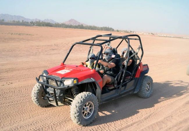 Czteroosobowy buggy z grupą w chustach arafatkach na pustyni podczas Buggy Safari z Sharm el Sheikh