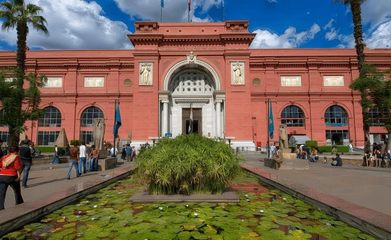Fasada klasycznego Muzeum Egipskiego przy placu Tahrir w Kairze z sadzawką przed wejściem