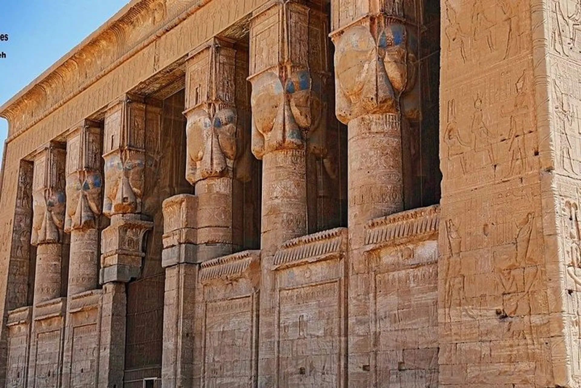 Dekorowane kolumny z kapitelami Hathor w Świątyni w Denderze podczas prywatnego zwiedzania