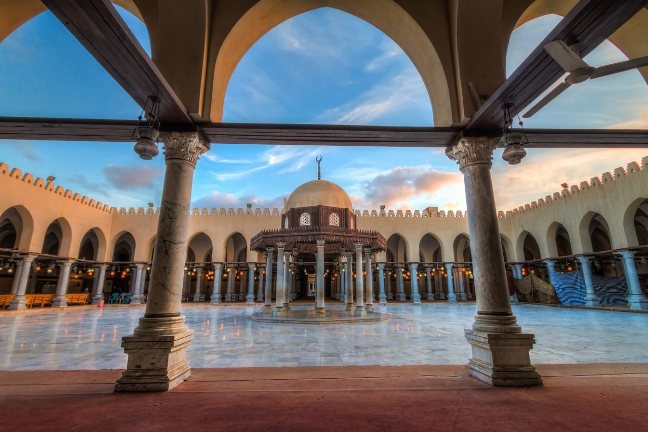Dziedziniec meczetu Amr Ibn al-As w Starym Kairze podczas prywatnego zwiedzania Kairu