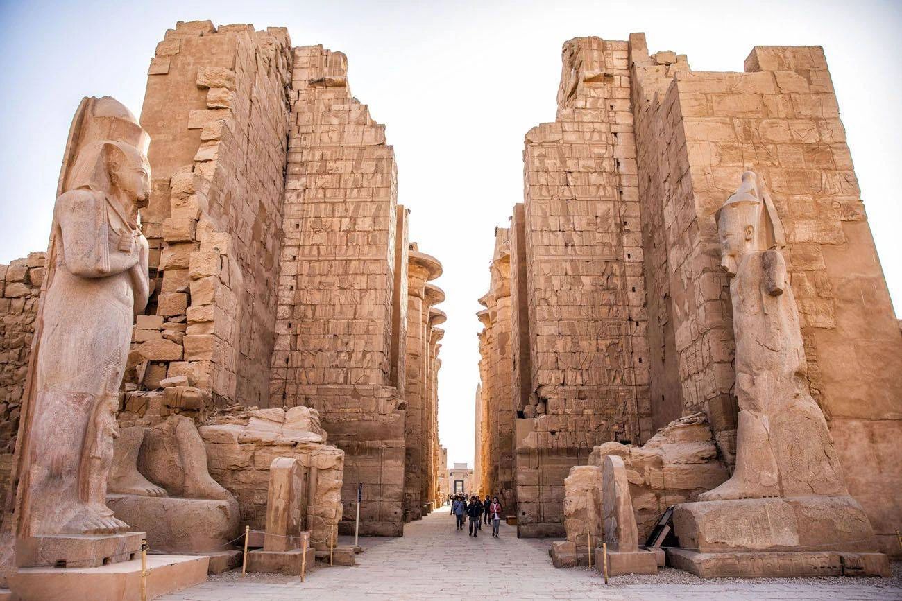 Monumentalny pylon i kamienne posągi u wejścia do kompleksu świątynnego Karnak w Luksorze podczas wycieczki z Marsa Alam