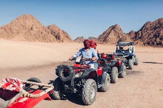 Grupa quadów na trasie safari na pustyni Synaj niedaleko Sharm el Sheikh