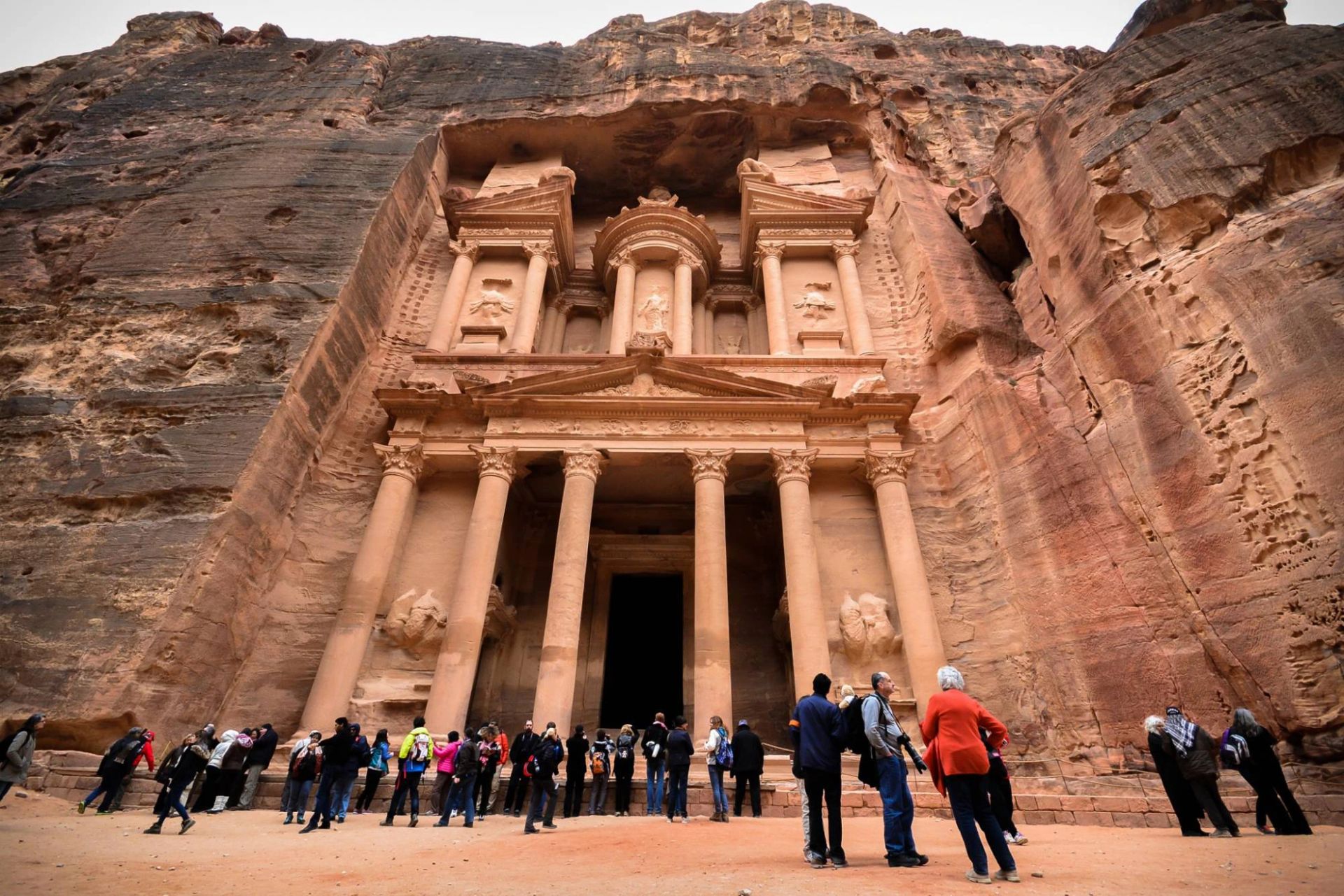 Skarbiec (Al-Khazneh) w Petrze w Jordanii - monumentalna fasada wykuta w różowej skale, z grupą turystów
