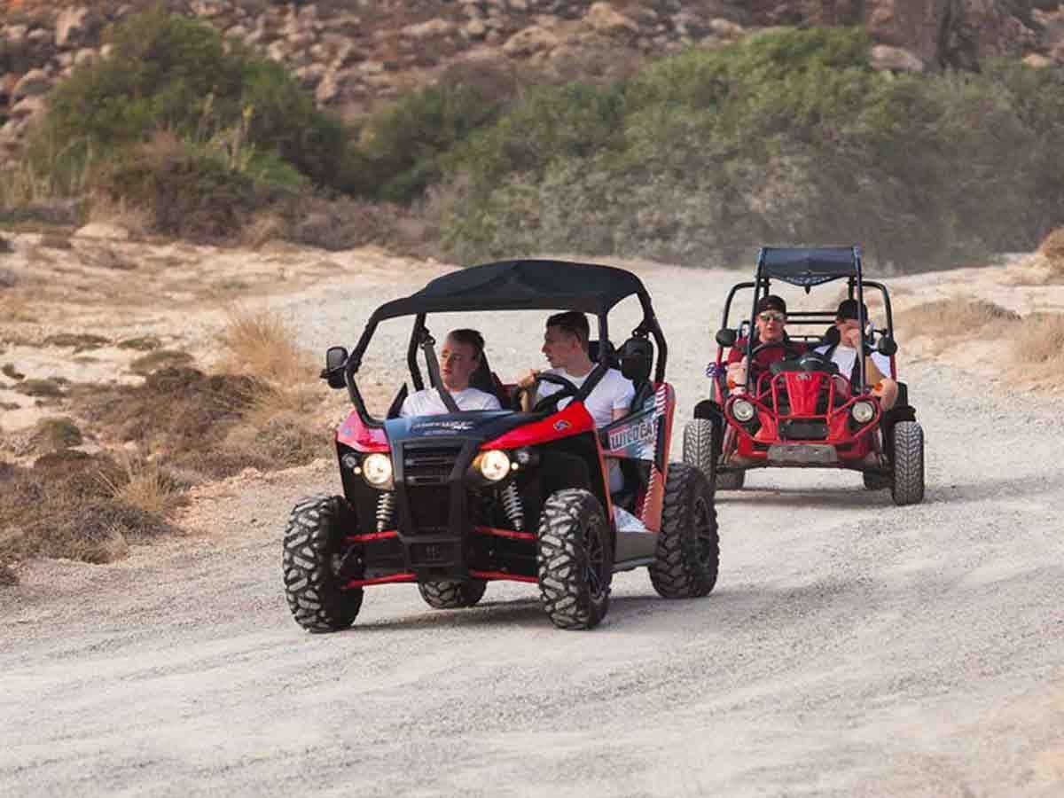 Dwa czerwone buggy jadące pustynnym szlakiem podczas Buggy Safari z Hurghady