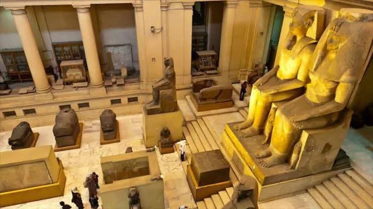 Sala z monumentalnymi posągami w Muzeum Egipskim w Kairze podczas prywatnej wycieczki z Marsa Alam