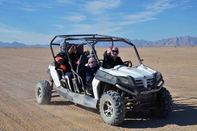 Rodzina w białym czteroosobowym buggy na pustynnym szlaku podczas Buggy Safari z Sharm el Sheikh
