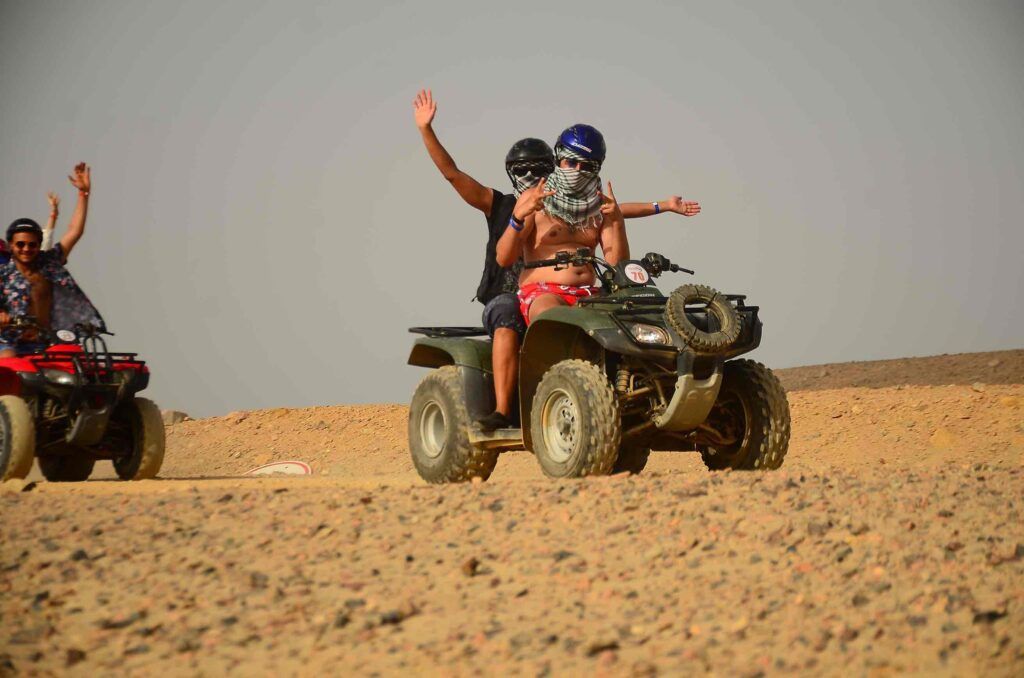 Dwie osoby na jednym quadzie (quad podwójny) podczas safari na pustyni w Marsa Alam